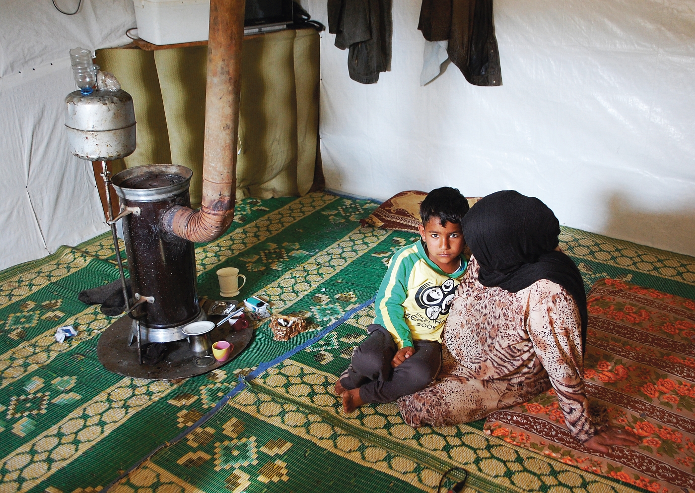 Matka z synem w swoim domu w nielegalnym obozowisku w Queshra, Liban, fot. Wojciech Cegielski 